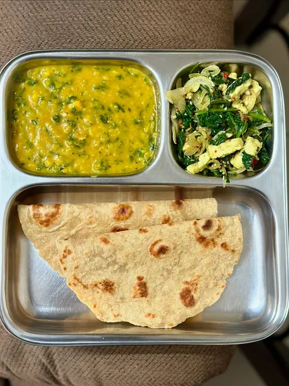 This plate has chapati, dal palak, and a paneer and spinach bhurji. It's a high-protein vegetarian meal that is rich in iron and other nutrients.