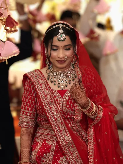 A bride during her wedding ceremony, adorned in a beautiful layered Kundan necklace. The jewellery stands out, adding to the sanctity and beauty of the moment.