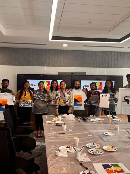 A group photo to remember a day of creativity and fun! This team did an amazing job with both t-shirt painting and nameplate design. Thank you for having me! ❤️