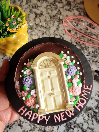 A simple but sweet cake for a housewarming. The design features a classic front door surrounded by flowers, with the words "Happy New Home." It’s a lovely way to celebrate new beginnings.