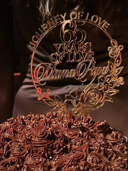 We were so honored to create this elegant gold mirror acrylic topper for a 65th wedding anniversary. It’s a beautiful keepsake designed to celebrate a lifetime of love, adding a touch of class to such a momentous occasion.