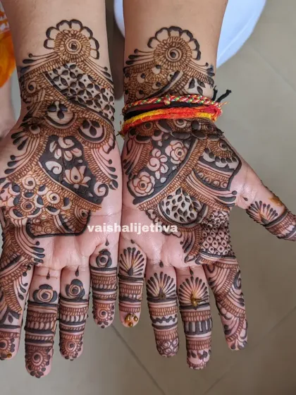 A lovely Arabic design with a mix of floral and traditional patterns. The finger details are particularly intricate and beautiful.