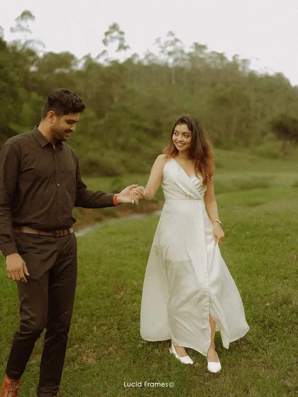 A happy stroll through a green meadow. We focus on movement and natural interaction to create dynamic and joyful pre-wedding images.