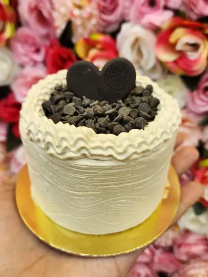 For coffee and chocolate lovers, this mini cake is a dream. My coffee choco-chip mini cake combines the rich flavor of coffee-infused cream with crunchy chocolate chips. It's an energizing treat available for just 149 rupees.