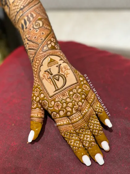 A personalized backhand design featuring the wedding logo 'VD' inside an ornamental frame.