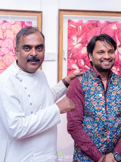 Sharing a moment of mutual respect with a fellow senior artist. The journey of art is one of shared knowledge.
