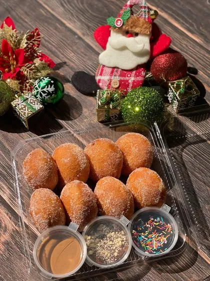 My Christmas-themed mini donut box, complete with festive dips and sprinkles.