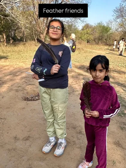 Feather friends! Two young participants proudly show off the feathers they found during our nature walk, a perfect souvenir from their day of exploration.