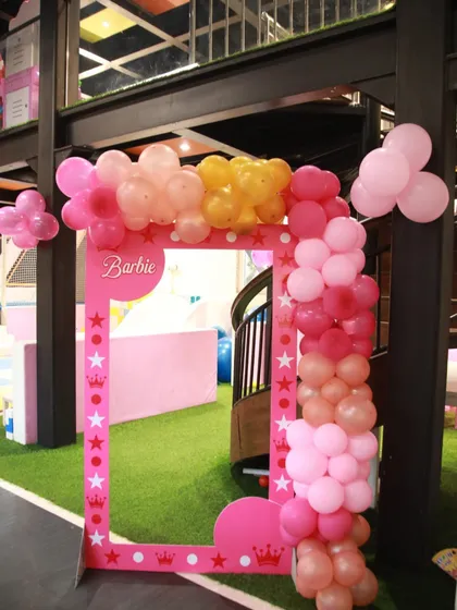 A fun Barbie-themed photo frame made of balloons, perfect for capturing memories.