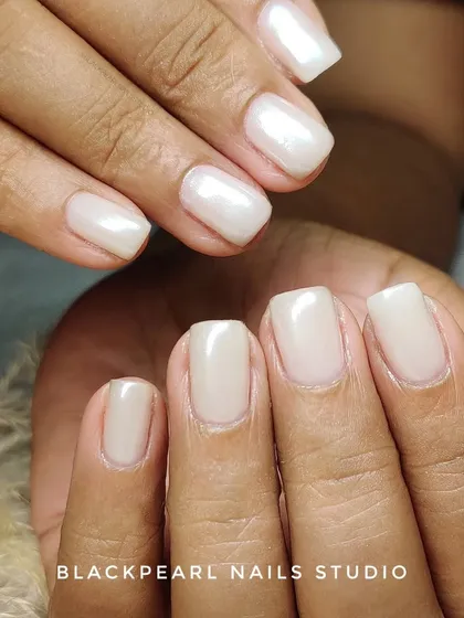 This chic and subtle look was created with a BIAB overlay and finished with a milky white chrome effect. It’s a perfect example of how to achieve an elegant, pearlescent shine on natural nails.