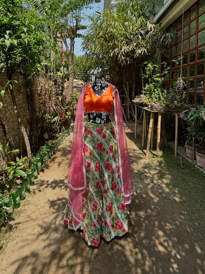 The complete mehendi look, perfect for a garden or daytime event.