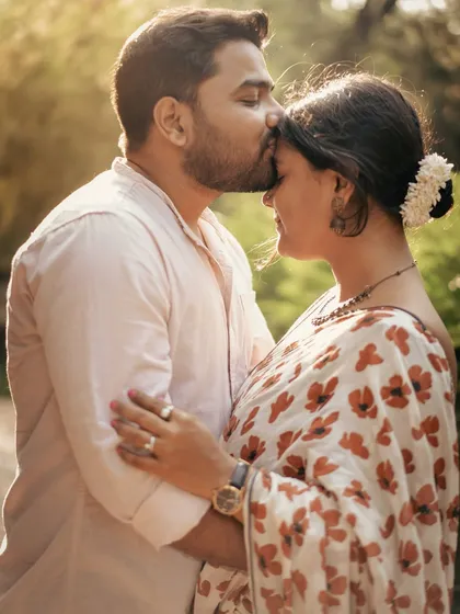 A gentle forehead kiss, bathed in soft, natural light. These are the simple, profound gestures of love I seek to capture, creating authentic couple portraits that are filled with warmth and affection.