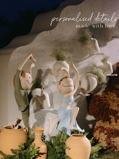 A personalized installation with figurines representing the couple, a unique and artistic detail from a Goa event.