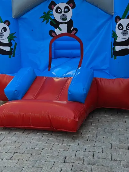 This compact jumper features a cute panda theme. The small slide at the entrance makes it easy for young children to get in and out.