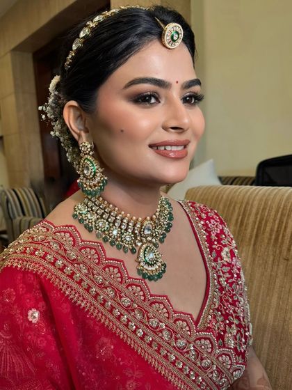 A Cinderella moment for this glowing bride. I used soft, neutral tones and a touch of shimmer to create a look that is both magical and timeless, perfect for her fairy tale day.