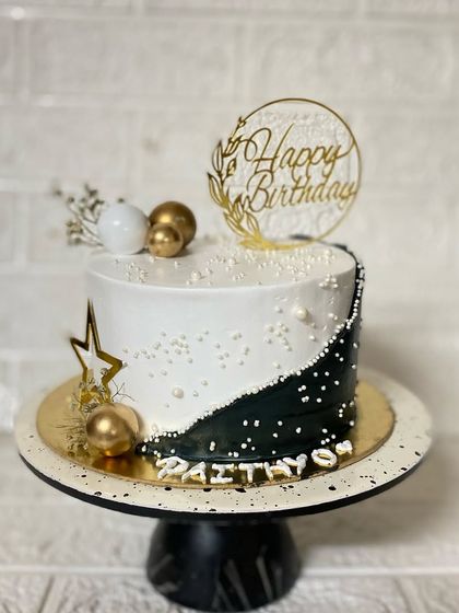 Our modern black and white cake on a stand, ready to be the centerpiece of a stylish party.