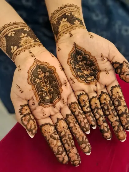 A clearer, brighter shot of the mughal-inspired design. The details are crisp, and the symmetry is just perfect.