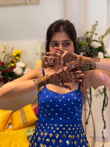 A playful shot of a minimal mehndi design. This look is perfect for bridesmaids or for pre wedding functions where you want something light and beautiful.