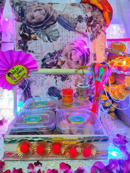 The fully assembled and decorated Holi hamper, a perfect gift to share the colors and flavors of the festival.