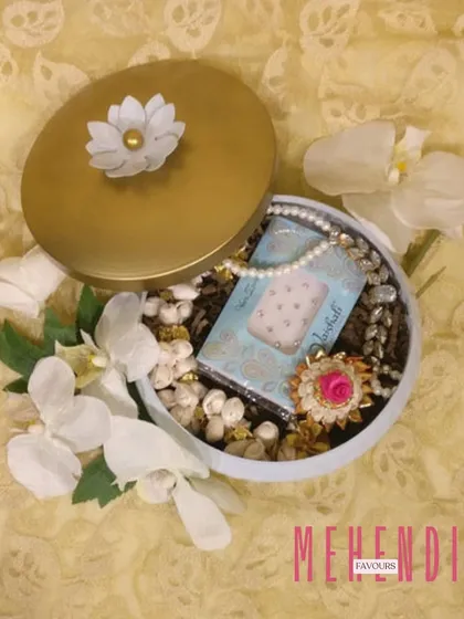 This round gift box is a lovely favour idea for a Mehendi or bridal shower. I’ve filled it with a pearl necklace and a beautiful floral ring, creating a delightful surprise for your guests.