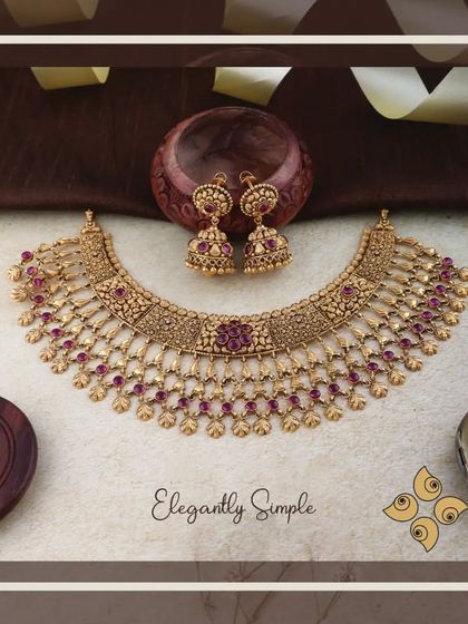 Elegantly simple, this antique gold necklace set is adorned with ruby-like stones. It's a timeless design that offers sophistication and is a versatile addition to any retail inventory.