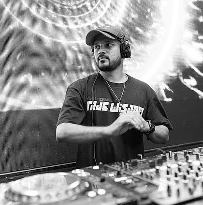 Shine HVK - Club & Festival DJ Behind the Decks photo 17