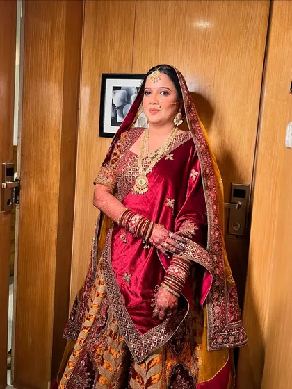 A confident stance from my beautiful phera bride, showcasing her complete royal look.