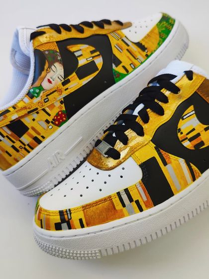 This angle shows the portrait of the embracing couple from "The Kiss." The details are intricate, but the result is a truly unique piece of art.