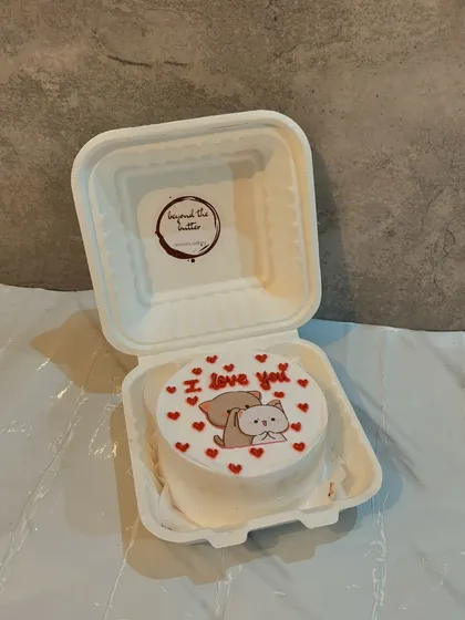 A sweet bento cake with a cute cat illustration and the message "I love you," surrounded by little red hearts. Perfect for any loved one.