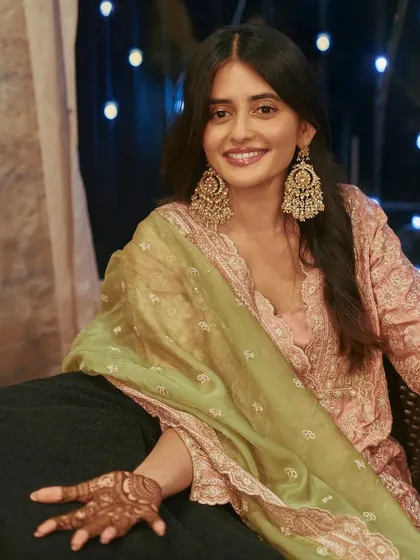 The perfect mehendi look is all about being comfortable and radiant. Shivvani Patil pairs her pink kurta and garara with elegant juttis, proving you can look stunning while enjoying your special day.