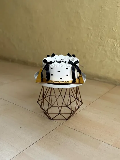 A small vintage-style cake, perfect for a minimalist celebration.