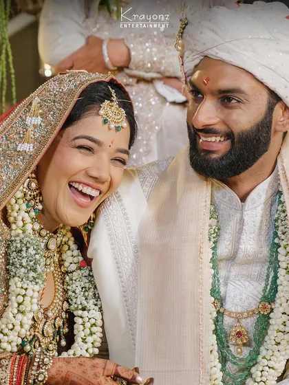 The most beautiful moments are often the ones that are not planned. This candid laugh between the bride and groom during their ceremony is the essence of what we cherish: real emotions and authentic joy.