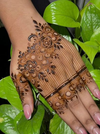 Elegant Guest & Party Mehndi photo 7