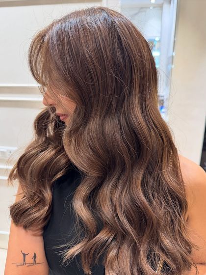 A final look at the stunning walnut hair color balayage, a perfect example of a rich, dimensional brunette.