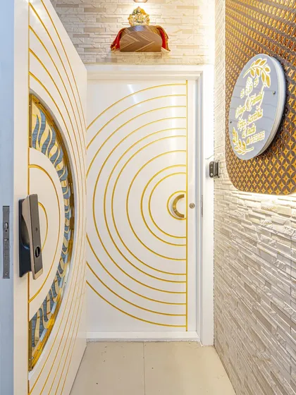 Here you can see the double-door design. The pattern on the safety door continues onto the main inner door, creating a stunning visual effect when opened. This is what I mean by thematic design.