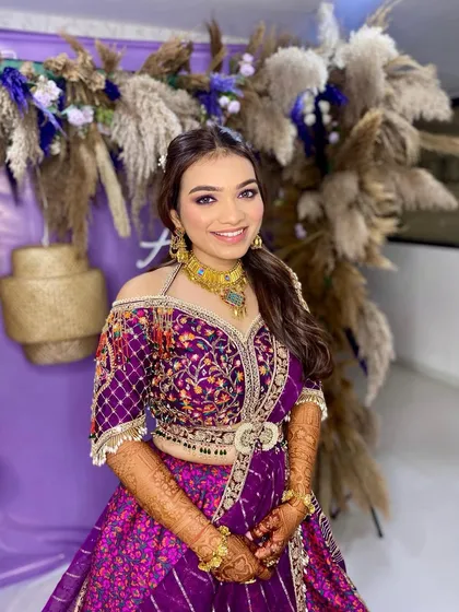 Khushbu looking like a diva. The makeup is glamorous and bold, perfect for a fun-filled Mehendi night.