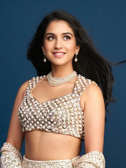For the lovely Radhika Merchant, I focused on creating a timeless and dreamy look. The key was flawless, glowing skin with a soft touch of pink, proving that elegance often lies in subtlety. This radiant makeup style enhances natural beauty, making it perfect for any high-profile event or celebration.