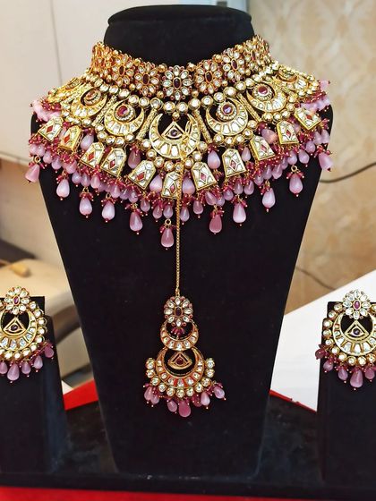 A stunning Kundan bridal set with pink bead drops. This rental piece comes with a matching maang tikka and heavy chandbali earrings.