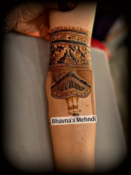 A clean shot of the dancer's feet arm band design. The details of the skirt and the anklets are beautifully rendered in henna.