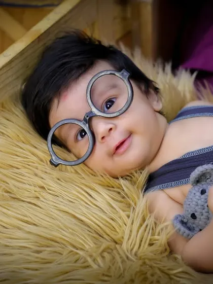 A bit of fun and personality for a newborn shoot. This little one is styled with oversized glasses and a teddy bear, looking like a tiny, wise scholar.