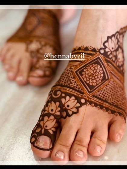 Elegant Foot Mehendi photo 8