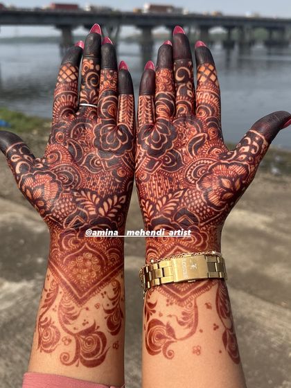 The full view of this beautifully stained floral mehendi, showing the deep color from the fingertips to the wrists.
