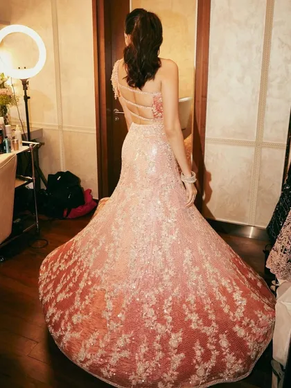 The full train and intricate embroidery of this pink Manish Malhotra lehenga are just breathtaking. It’s a true main character outfit for any grand event.