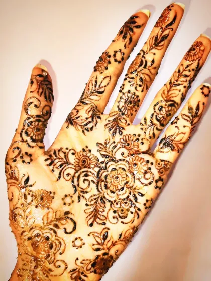 A delicate and glittery henna design. This Arabic-inspired pattern features fine vines and florals, with a touch of glitter added for a festive occasion.