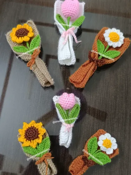 This image shows the two sizes we offer for our bouquets: mini and extra-small (xs). Both are perfect for gifting, with options including sunflowers, tulips, and daisies.