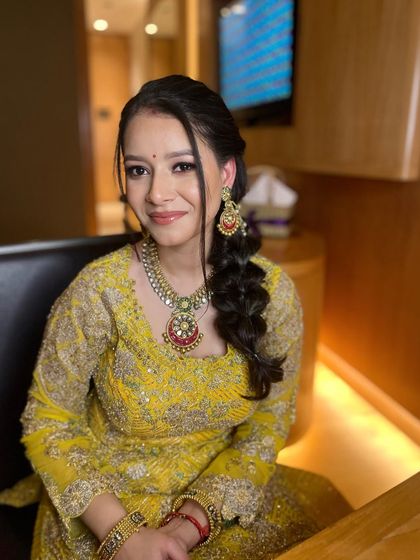 All eyes on her! Shreya, looking absolutely dazzling for a wedding. This look is a perfect example of captivating guest glam.