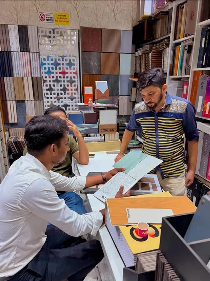 Presenting different material options to the client and the showroom expert. This collaborative approach ensures the best choices are made.