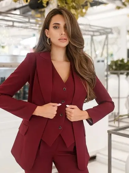 This slim-fit power suit in a rich Bordeaux color features a fitted blazer, a classic waistcoat, and tailored trousers for a sharp, professional appearance.