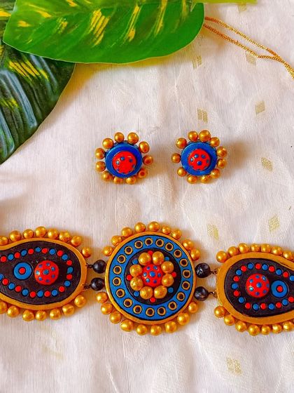 A duplicate image of the striking blue and red choker.