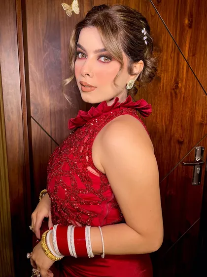 A final portrait of this stunning statement look.